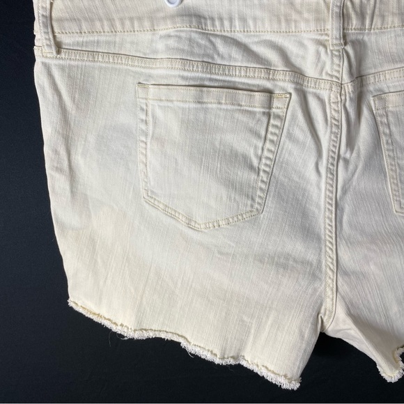 Torrid Cream Distressed Cut Off Raw Hem
Shorts Size 26 - Picture 5 of 11